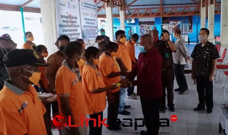 pekerja terima bantuan