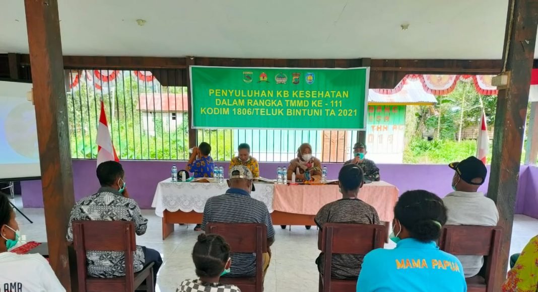 Dinas Pemberdayaan Perempuan, Anak, dan Keluarga Berencana (DP2AKB) Kabupaten Teluk Bintuni menggelar penyuluhan dan edukasi aturan negara terkait pelaksanaan pernikahan dini kepada warga Kampung ldoor, Distrik Wamesa, Senin (28/6/2021).