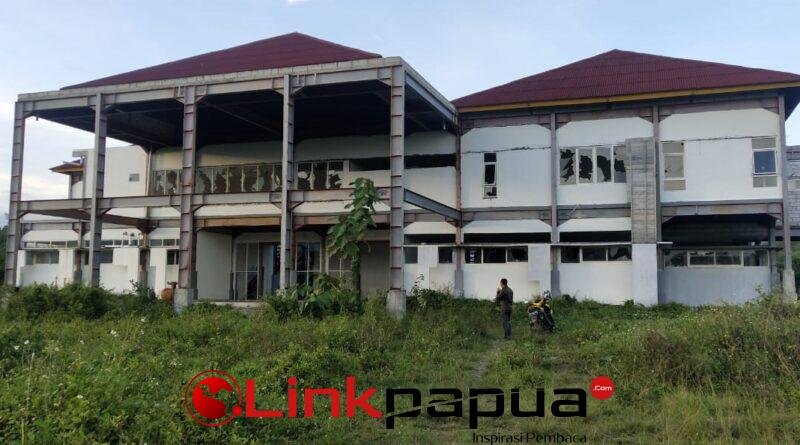 Bangunan Kantor Dinas Perumahan Papua Barat nampak terbengkalai meski telah menghabiskan puluhan miliar rupiah. Kantor yang dibiayai APBD Papua Barat melalui tiga tahun mata anggaran senilai Rp41 miliar itu, diduga dikorupsi.