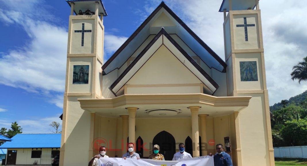 Anggota Fraksi NasDem DPR RI, Rico Sia, melaksanakan reses masa sidang satu 2021 ke daerah pemilihan (dapil) Provinsi Papua Barat. Dalam reses kali ini, Anggota Komisi VII itu menyempatkan menyerahkan bantuan aspirasi di beberapa titik, salah satunya di Gereja Katolik Paroki St. Laurentius, Kampung Iriati, Distrik Wasior, Kabupaten Teluk Wondama, Senin (18/10/2021).