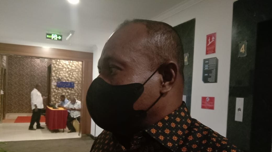 Ketua Komisi V DPR Papua Barat, Enos Rumpaidus. Ketua Komisi V DPR Papua Barat, Enos Rumpaidus.