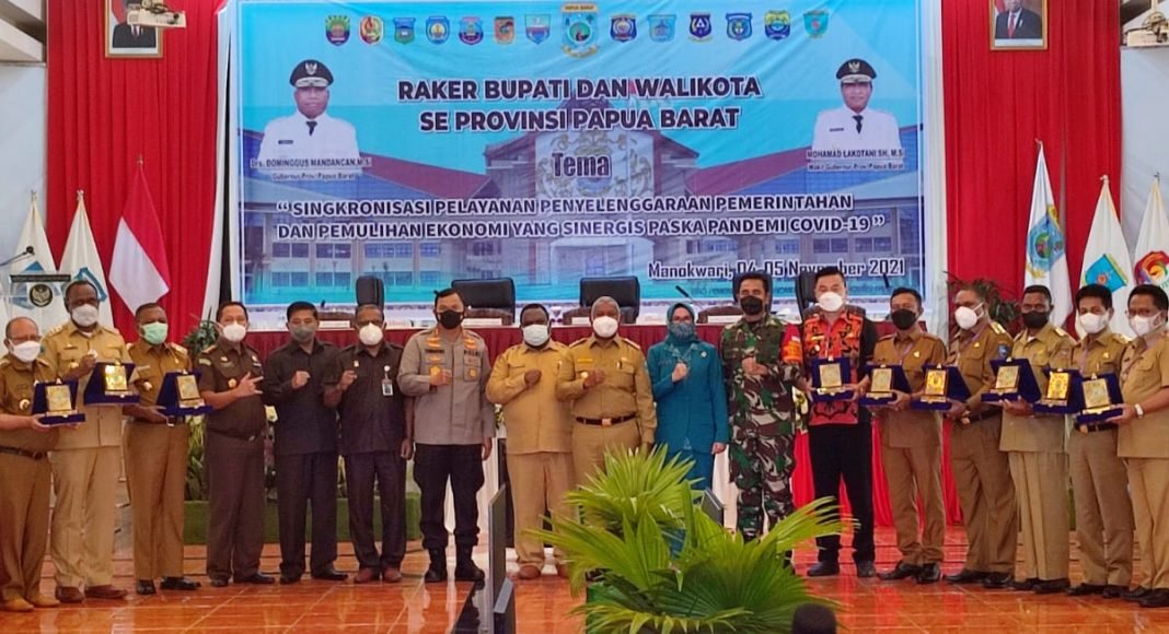 IMG-20211104-WA0114 Gubernur Papua Barat Dominggus Mandacan (tengah) bersama jajaran Bupati dan Forum Komunikasi Pimpinan Daerah (Forkopimda) pose bersama pembukaan Rakerda, Kamis (4/11/2021) di Ballroom Aston Niu Hotel Manokwari.