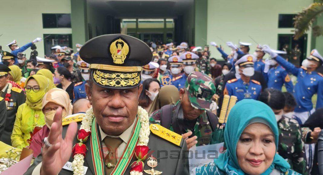 Pangdam XVIII/Kasuari Mayjen TNI I Nyoman Cantiasa (kiri). Pangdam XVIII/Kasuari Mayjen TNI I Nyoman Cantiasa (kiri).