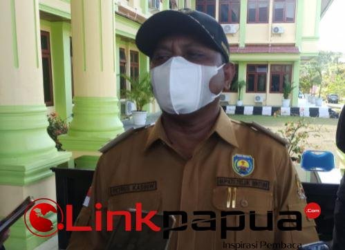 Bupati Teluk Bintuni, Petrus Kasihiw