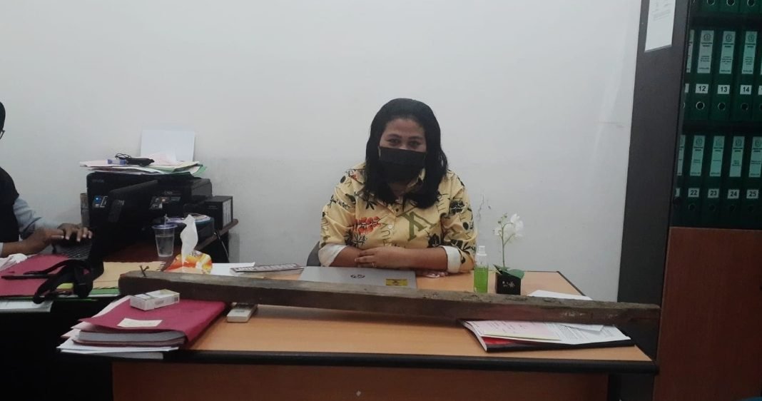 JPU Binang M.C. Yumaki dengan barang bukti kayu balok yang digunakan terdakwa menghantam korban.