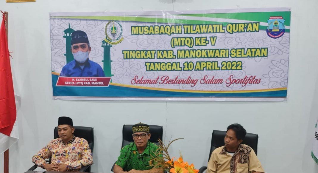 IMG-20220410-WA0110 Ketua LPTQ Manokwari Selatan Syamsul Sami (tengah) saat memberikan keterangan pers Minggu (10/4/2022).