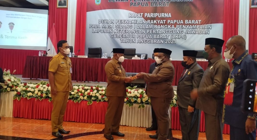 IMG-20220411-WA0060~2 Gubernur Papua Barat Dominggus Mandacan menyampaikan materi Laporan Keterangan Pertanggungjawaban (LKPj) tahun anggaran 2021 di DPR Papua Barat Senin (11/4/2021).