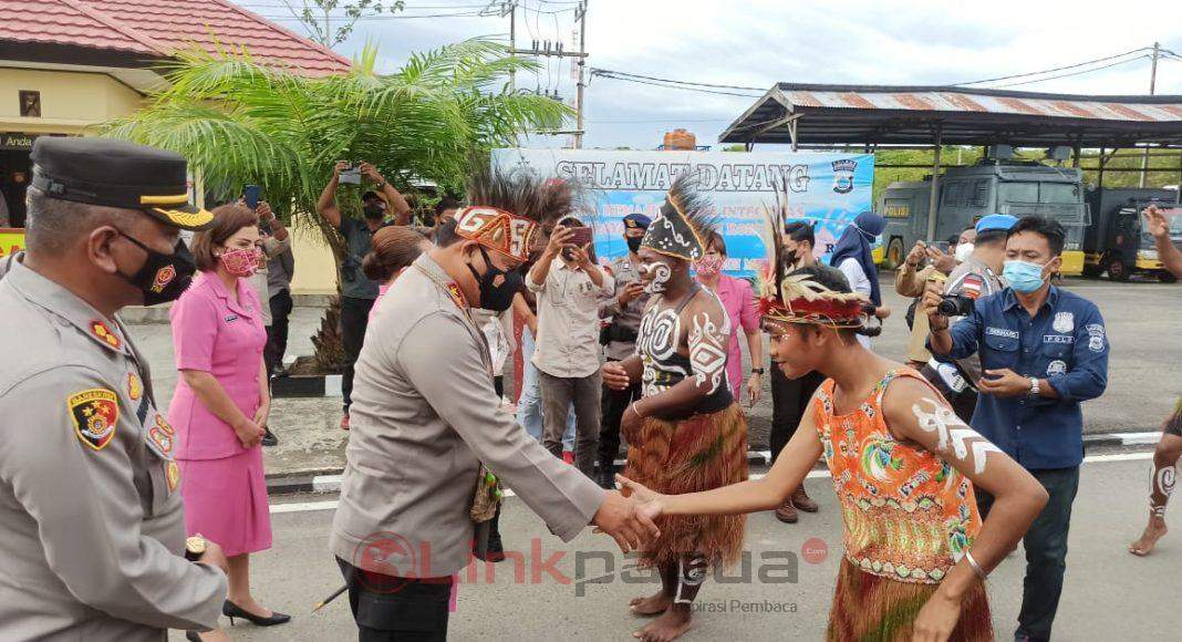IMG-20220412-WA0296 Kapolda Papua Barat beserta rombongan saat tiba di Teluk Bintuni disambut tarian adat