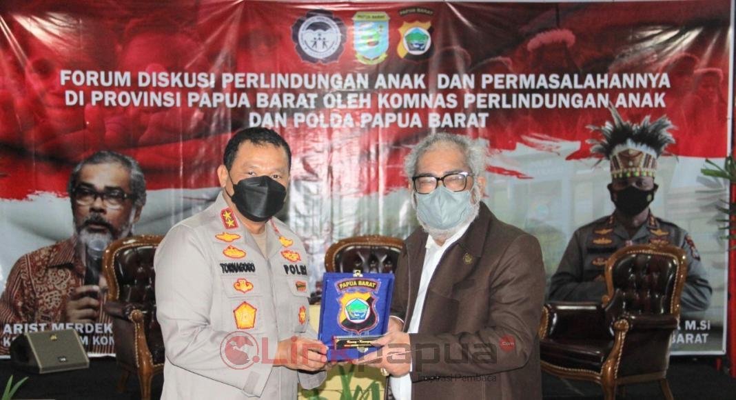 IMG-20220428-WA0183~2 Kapolda Papua Barat Irjen Pol. Dr. Tornagogo Sihombing menyerahkan plakat kepada Ketua Komnas Perlindungan HAM Perlindungan Anak dan Perempuan Arist Merdeka Sirait saat audiensi di Mapolda, Kamis (28/4/2022)