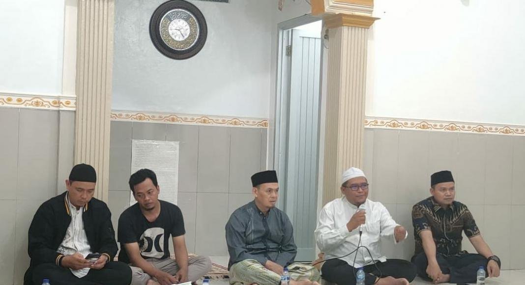 Anggota DPR Papua Barat, Mugiono dan Anggota DPRD Manokwari, Masrawi AriyantoAnggota bertemu dengan para pedagang korban kebakaran Pasar Wosi, Senin malam (9/5/2022)