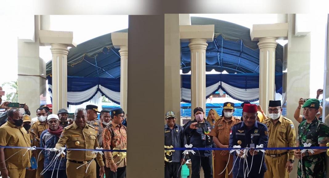 IMG-20220510-WA0168 Gubernur Papua Barat, Dominggus Mandacan dan bupati Teluk Bintuni, Petrus Kasihiw menggunting pita peresmian Masjid Akbar Al Muttaqin, Selasa 10 Mei 2022. (Yanto/linkpapua)