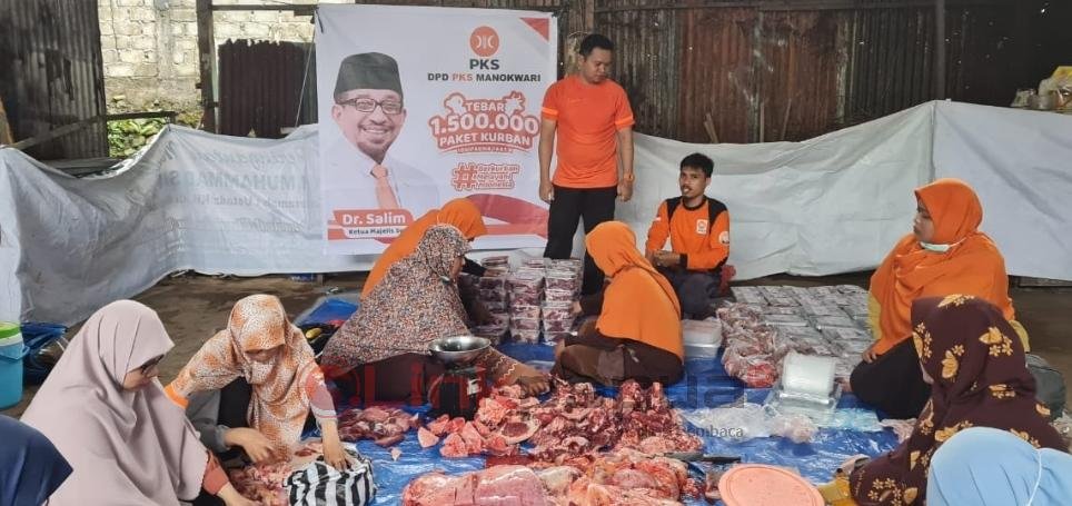 DPD PKS Manokwari melakukan pemotongan hewan kurban, Selasa (12/7/2022). (Foto: Wahyu Hendrawan/Linkpapua.com)