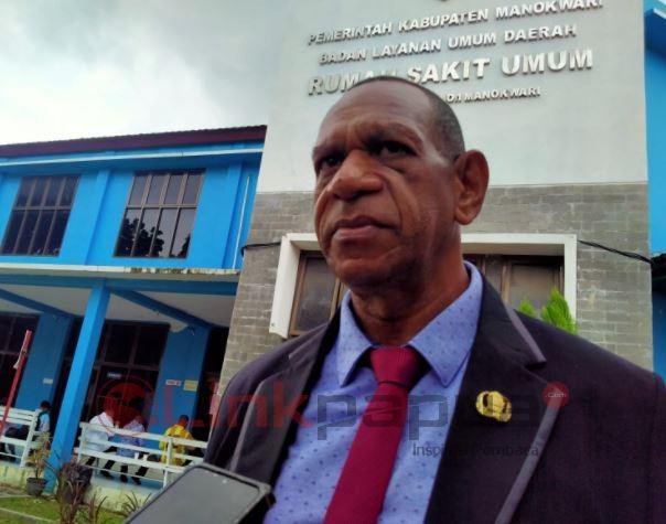direktur rsud papua barat arnoldus tiniap
