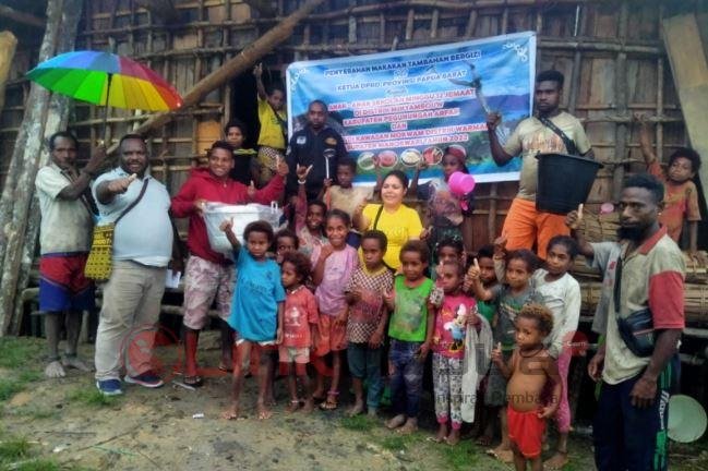 wonggor serahkan makanan anak