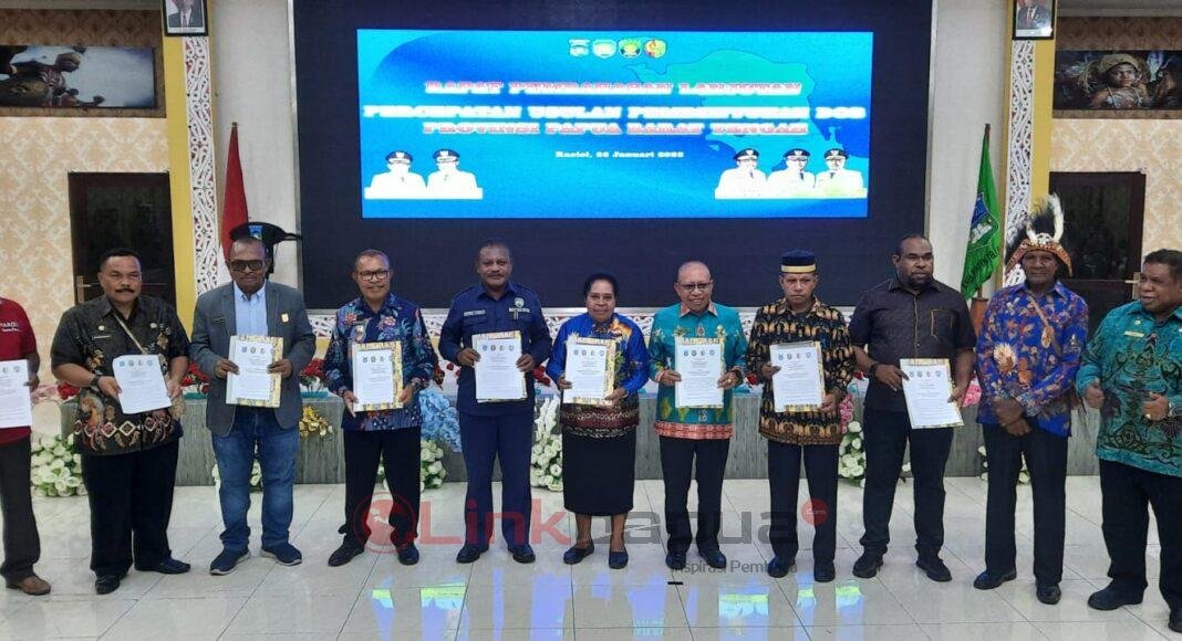 Empat kepala daerah di Provinsi Papua Barat yakni Fakfak, Kaimana, Teluk Bintuni dan Teluk Wondama bersama perwakilan masyarakat adat dari empat wilayah sepakat mengusulkan pembentukan Provinsi Papua Barat Tengah (PBT).