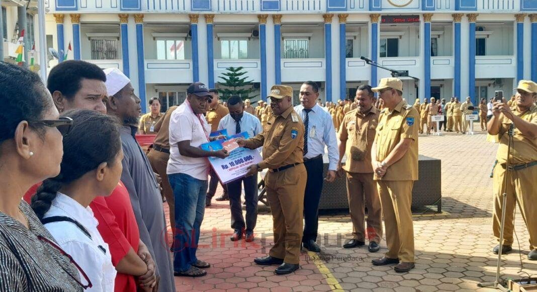 IMG-20230213-WA0165 Bupati Manokwari Hermus Indou serahkan bantuan modal usaha bagi pengusaha UKM, pada Senin pagi (13/2/2023). (Foto: Wahyu Hendrawan/linkpapua.com)