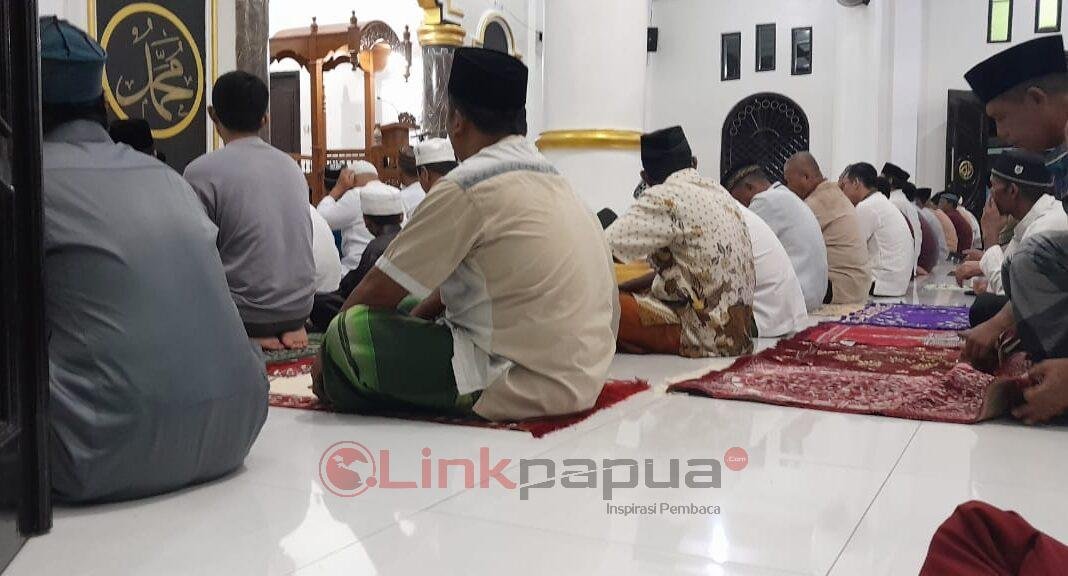 salah tarawih di masjid Nurul Fatah