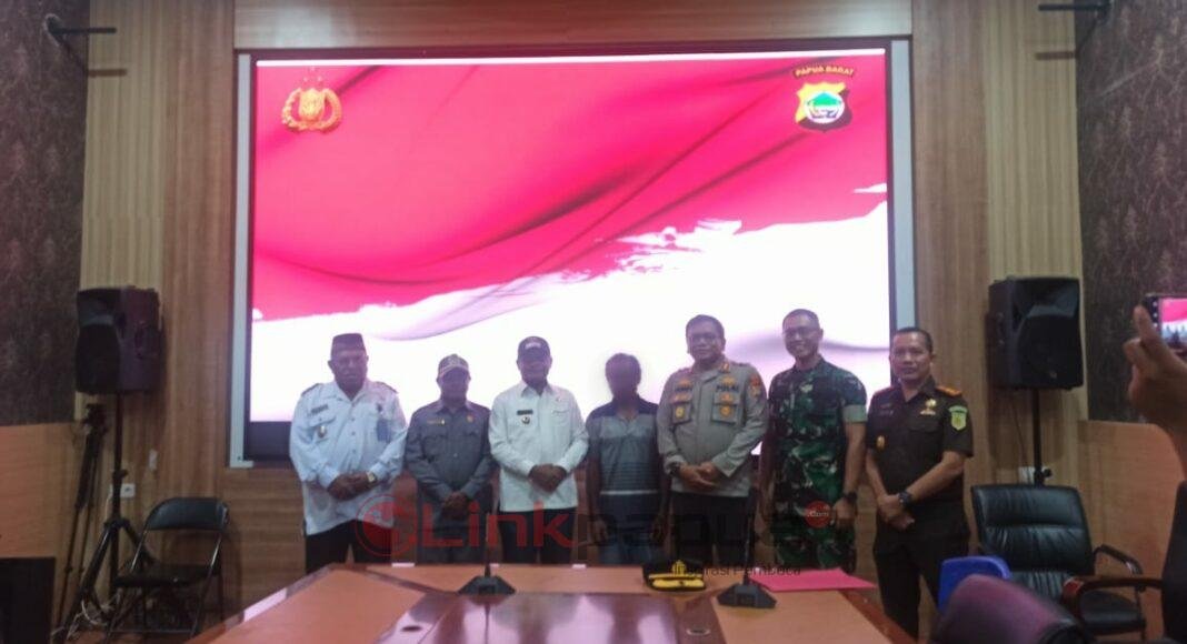 F80CEAC2-33D4-4E56-845B-37669C7D3C2C D (tengah) bersama Bupati Teluk Bintuni Petrus Kasihiw, Wakil Bupati Matret Kokop dan Forkopimda.