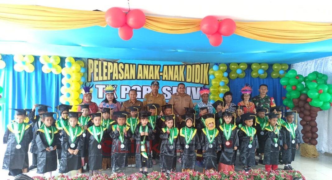 Acara penamatan dan pelepasan sebanyak 53 murid TK PGRI Kampung Banjar Ausoy, Kabupaten Teluk Bintuni