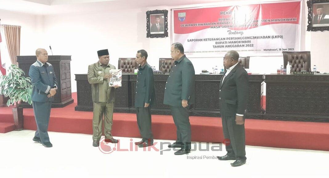 Bupati Hermus Indou menyerahkan LKPj Tahun 2022 kepada DPRD Kabupaten Manokwari pada rapat paripurna masa sidang II Bupati Hermus Indou menyerahkan LKPj Tahun 2022 kepada DPRD Kabupaten Manokwari pada rapat paripurna masa sidang II