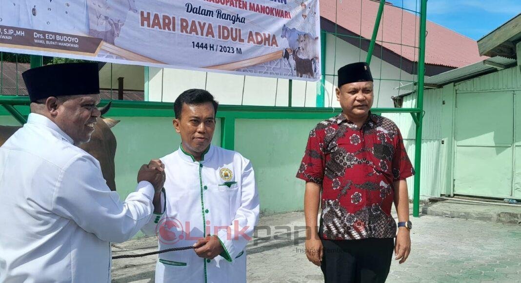 Bupati Manokwari Hermus Indou menyerahkan hewan kurban secara simbolis kepada Ketua Dewan Masjid Indonesia Kabupaten Manokwari, Ustad Zainal Bupati Manokwari Hermus Indou menyerahkan hewan kurban secara simbolis kepada Ketua Dewan Masjid Indonesia Kabupaten Manokwari, Ustad Zainal