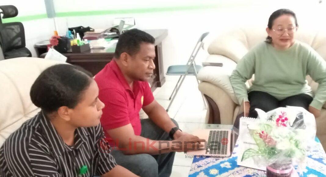 Direktur RSUD Raja Ampat Meidi L. Maspaitella saat berdiskusi dengan tim kesehatan yang akan dilibatkan pada baksos di Kampung Friwen dan Yenbeser, Distrik Waigeo Selatan Direktur RSUD Raja Ampat Meidi L. Maspaitella saat berdiskusi dengan tim kesehatan yang akan dilibatkan pada baksos di Kampung Friwen dan Yenbeser, Distrik Waigeo Selatan