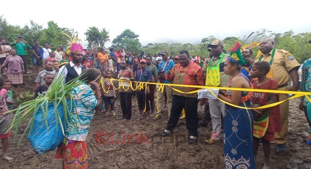 Ketua DPR Papua Barat Orgenes Wonggor memotong pita pada prosesi adat pembukaan ruas jalan Kampung Merpioba-Amber di Distrik Warmare Ketua DPR Papua Barat Orgenes Wonggor memotong pita pada prosesi adat pembukaan ruas jalan Kampung Merpioba-Amber di Distrik Warmare