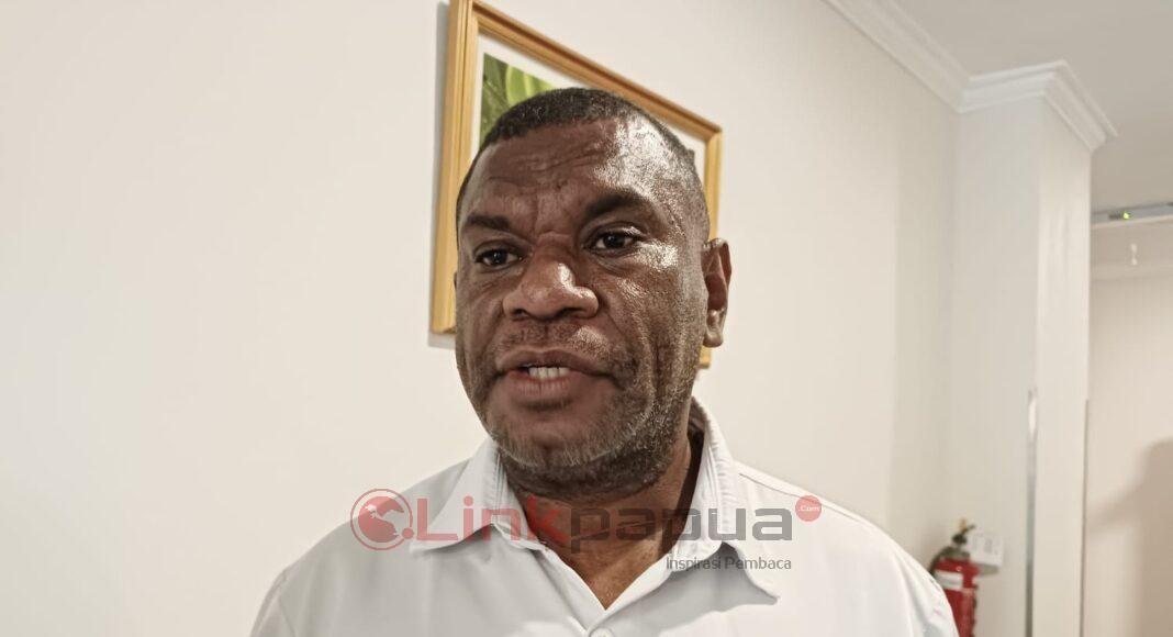 Ketua KPU Papua Barat Paskalis Semunya Ketua KPU Papua Barat Paskalis Semunya. Foto : Adri/LP