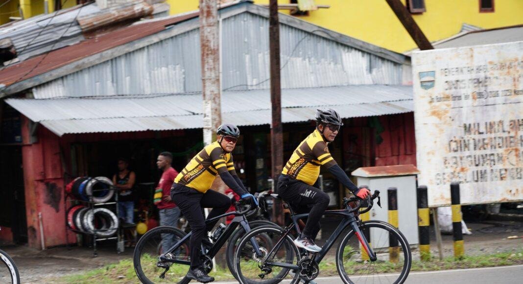 Pangdam XVII Kasuari, Mayjen TNI Gabriel Lema, S, Sos bersama Kapolda Papua Barat, Irjen. Pol. Drs. Daniel Tahi Monang Silitonga, S.H dalam kegiatan fine bike dalam rangka HUT ke 77 Bhayangkara tahun 2023