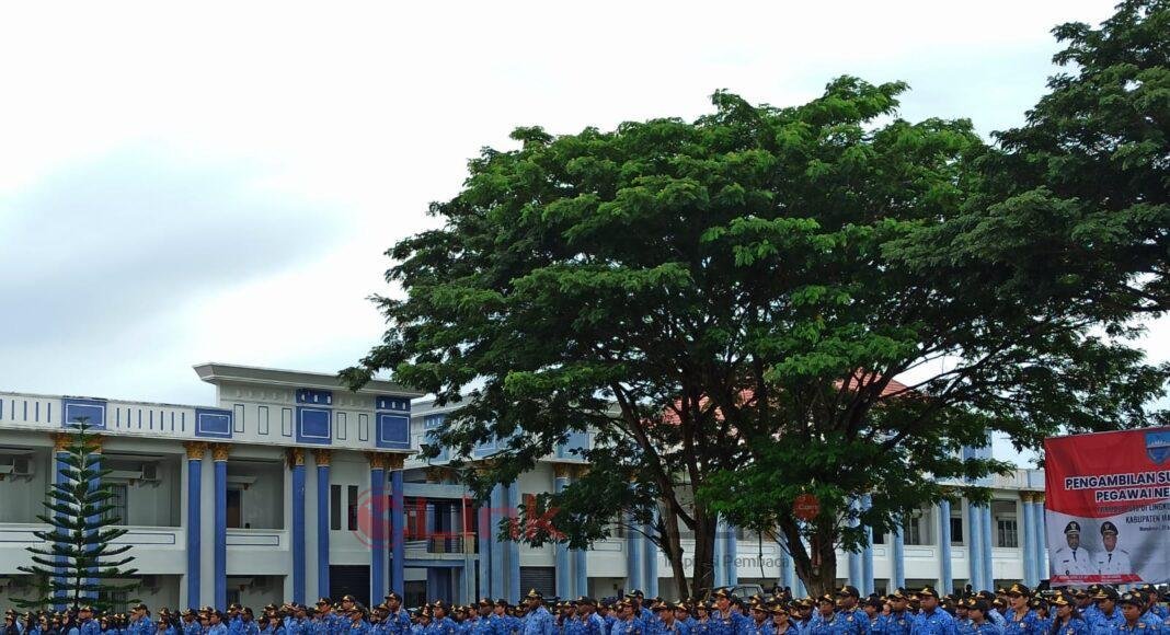 Pengambilan sumpah janji Pegawai Negeri Sipil (PNS) di lingkungan Pemerintah Kabupaten Manokwari sebanyak 564 orang Pengambilan sumpah janji Pegawai Negeri Sipil (PNS) di lingkungan Pemerintah Kabupaten Manokwari sebanyak 564 orang