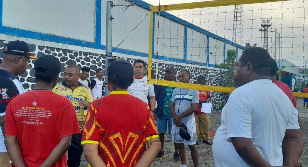 Pengurus PBVSI meninjau pekerjaan venu voli pantai jelang pelaksanaan Sirnas Seri 1 Papua Barat Pengurus PBVSI meninjau pekerjaan venu voli pantai jelang pelaksanaan Sirnas Seri 1 Papua Barat