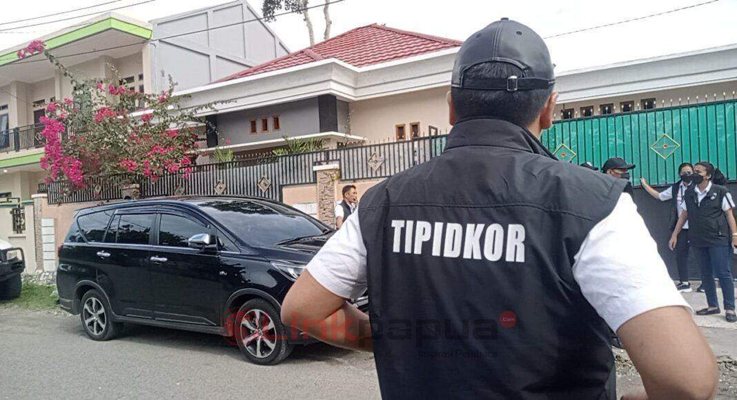 Penyidik Tipidkor hendak menyita dan melakukan penggeledahan salah satu aset Milik Tersangka TPPU Berinisial LS di kawasan Sowi Marampa Penyidik Tipidkor Ditkrimsus Polda Papua Baraat saat hendak melakukan penggeledahan di salah satu aset milik tersangka TPPU berinisial LS di Kelurahan Sowi, Kompleks Marampa. Foto : Dok. linkpapua.com