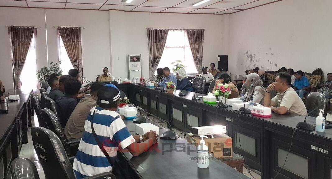 Rapat Dengar Pendapat DPRD Kabupaten Manokwari terkait pelaksanaan Peraturan Bupati Manokwari Nomor 3 tahun 2005