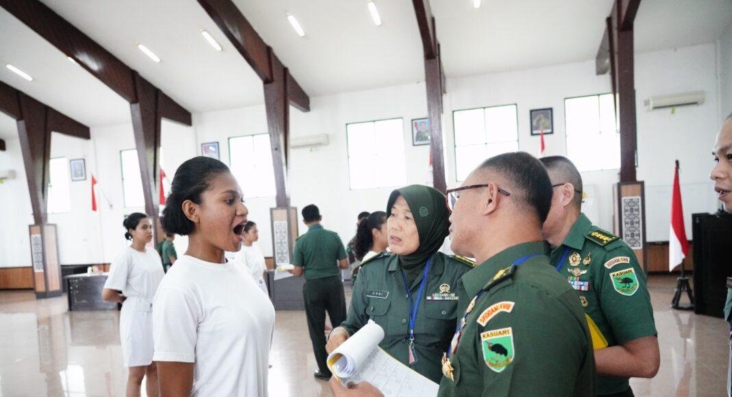 Salah seorang calon Taruni saat mengikuti proses pemeriksaan dalam sidang parade yang digelar oleh Pandasus Kodam XVIII Kasuari