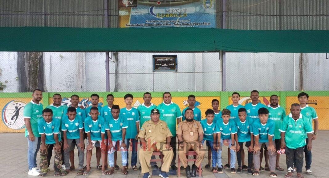 TIm Futsal Kabupaten Teluk Bintuni pose bersama Wakil Bupati Matret Kokop.