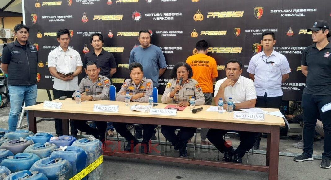 Wakapolresta Manokwari Kompol Agustina Siner saat memberikan keterangan pers terkait penetapan SK sebagai tersangka penimbunann 1.225 bio solar