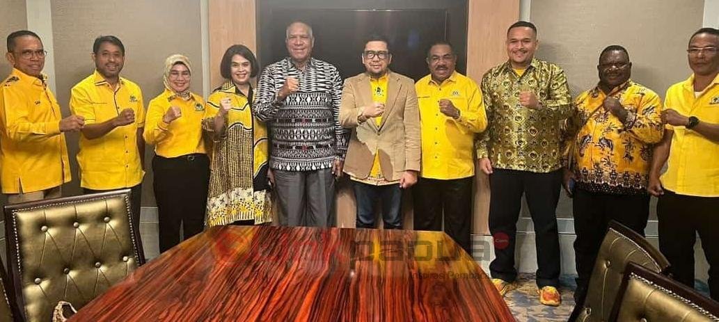 Waketum DPP Partai Golkar Ahmad Doli Kurnia Tanjung didampingi beberapa Ketua DPD pose bersama Pj. Gubernur Papua Barat Paulus Waterpauw Waketum DPP Partai Golkar Ahmad Doli Kurnia Tanjung didampingi beberapa Ketua DPD pose bersama Pj. Gubernur Papua Barat Paulus Waterpauw