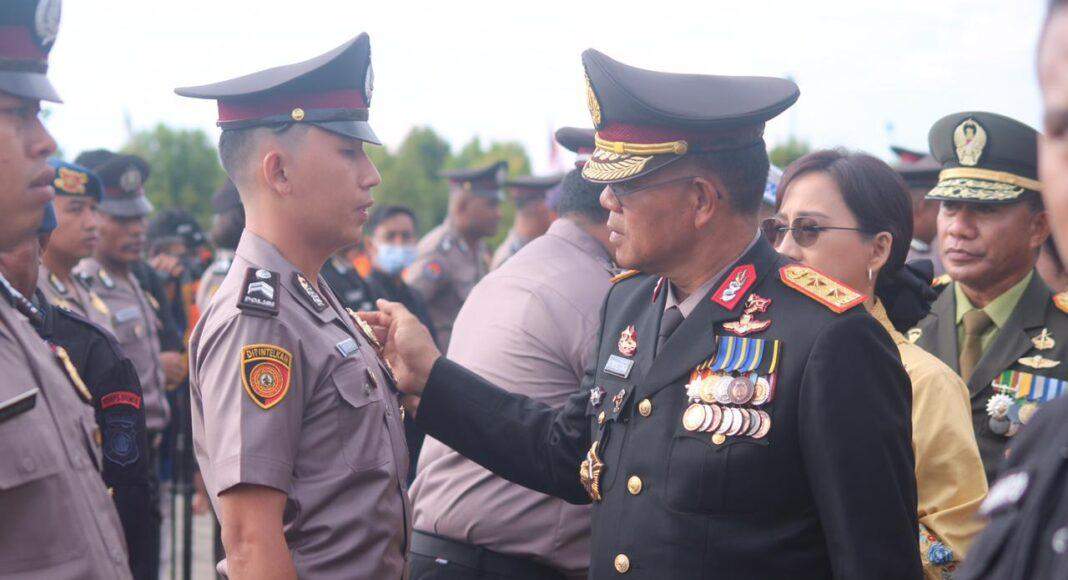 Kapolda Papua Barat Irjen Pol Daniel Tahi Monang Silitonga saat memimpin Upacara Kenaikan Pangkat 282 Personel