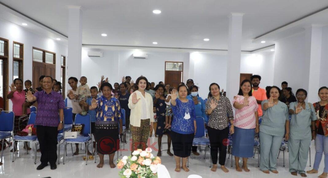 Penjabat Ketua Tim Penggerak PKK Papua Barat Roma Megawanty, memberikan penyuluhan bagi orang tua dan anak binaan bertempat di Rumah Gizi Kasuari