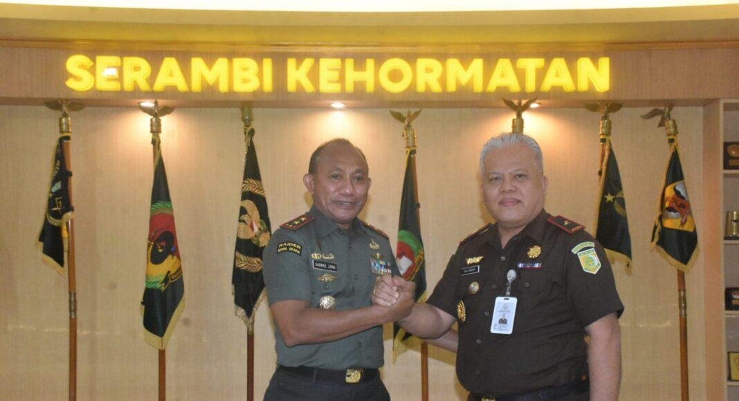 Pose bersama Pangdam XVIII Kasuari dan Kajati Papua Barat Harli Siregar