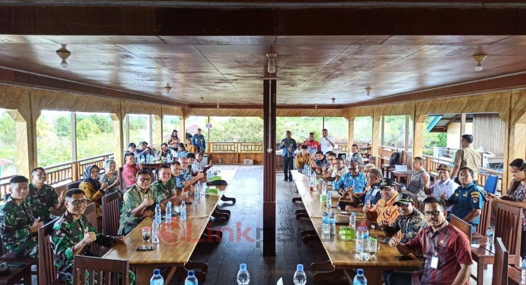 Rapat koordinasi Forkopimda Kabupaten Teluk Bintuni dalam rangka pematangan agenda lawatan Wakil Presiden RI Ma'ruf Amin di daerah itu Rapat koordinasi Forkopimda Kabupaten Teluk Bintuni dalam rangka pematangan agenda lawatan Wakil Presiden RI Ma'ruf Amin di daerah itu