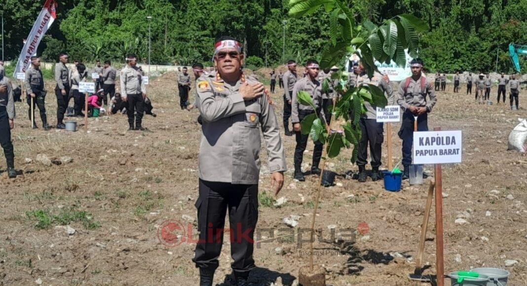 tanam pohon polda papua barat