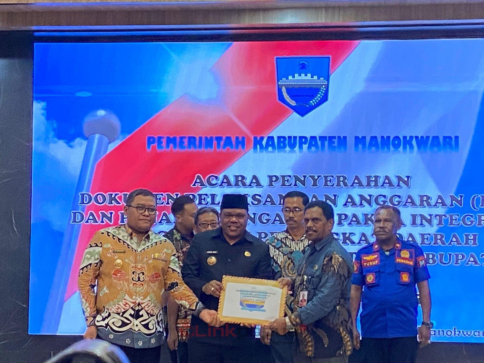 d896f5f9-3afa-4176-abef-4e1a92b3d45b