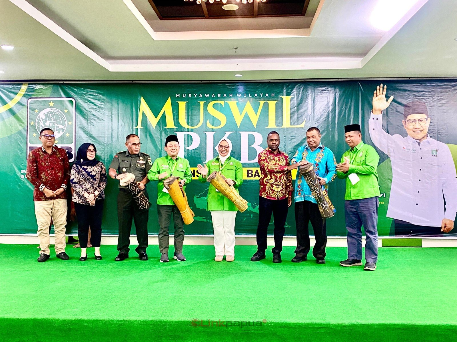 ff22c1aa-f45c-4cbf-b4b7-791565d45938