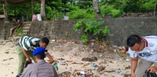 Ditpolairud Polda Papua Barat Bersama Masyarakat Gelar Aksi Bersih Pantai