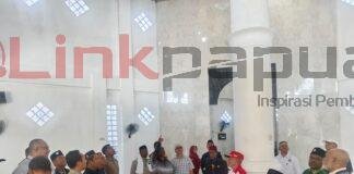 APBD Papua Barat Turun, Gubernur Dominggus Atur Strategi Bantu Rumah Ibadah