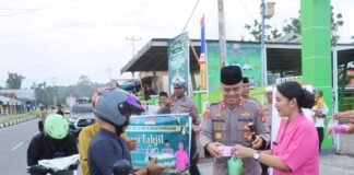 Turun ke Jalan, Kapolres Mansel dan Ketua Bhayangkari Sapa Warga Sambil Bagi Takjil