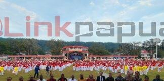 Gubernur Dominggus Ajak Warga Jaga Persatuan di Pawai Tamborin Sambut HUT Pekabaran Injil