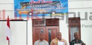 Pemprov Papua Barat Serahkan Bus Rp1,3 Miliar untuk SMA Keberbakatan Olahraga