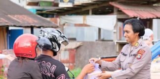 Aksi Humanis Polwan Polda Papua Barat, Tebar Takjil di Bulan Ramadan